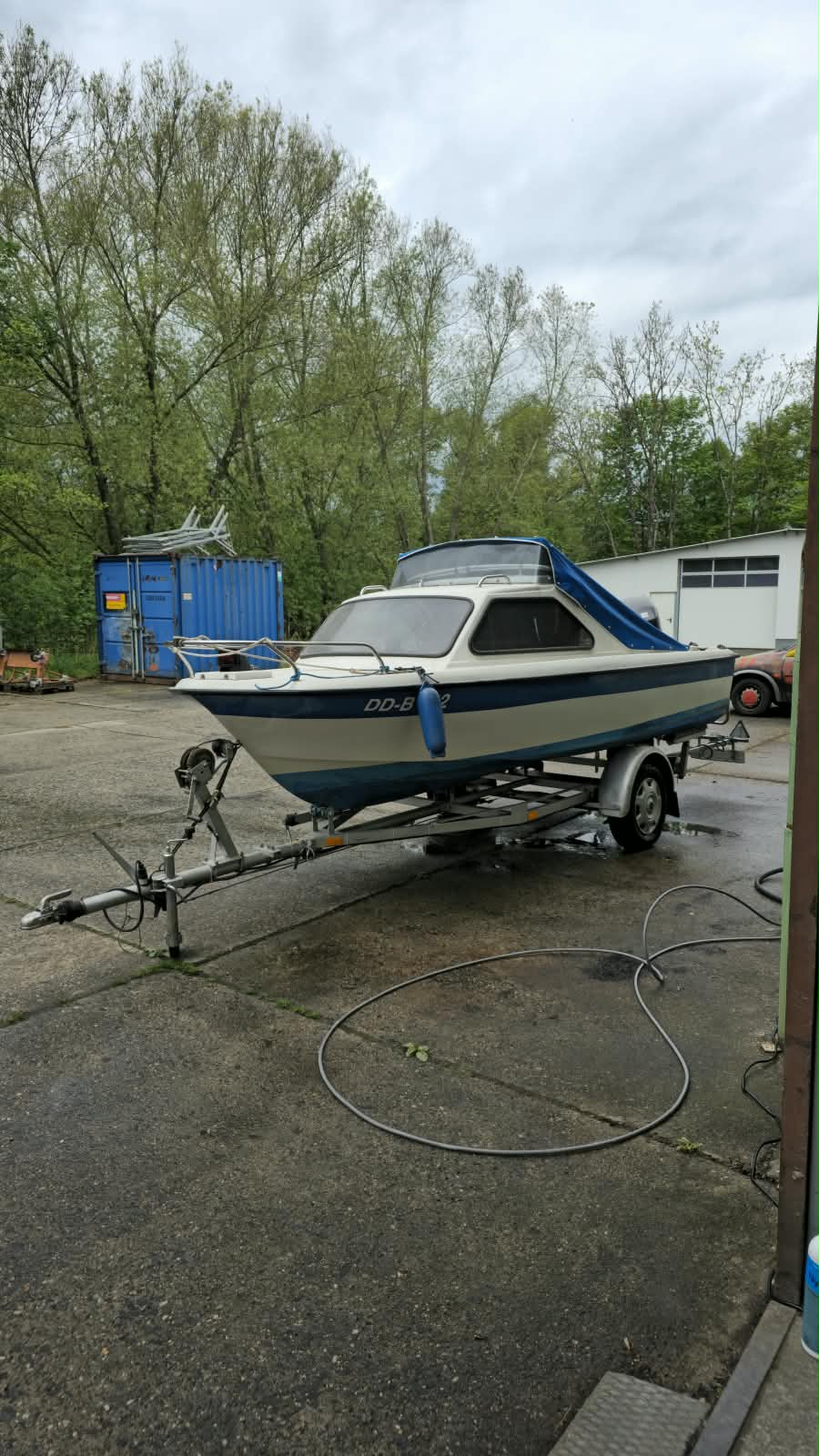 Boot auf dem Trailer nach der Reinigung