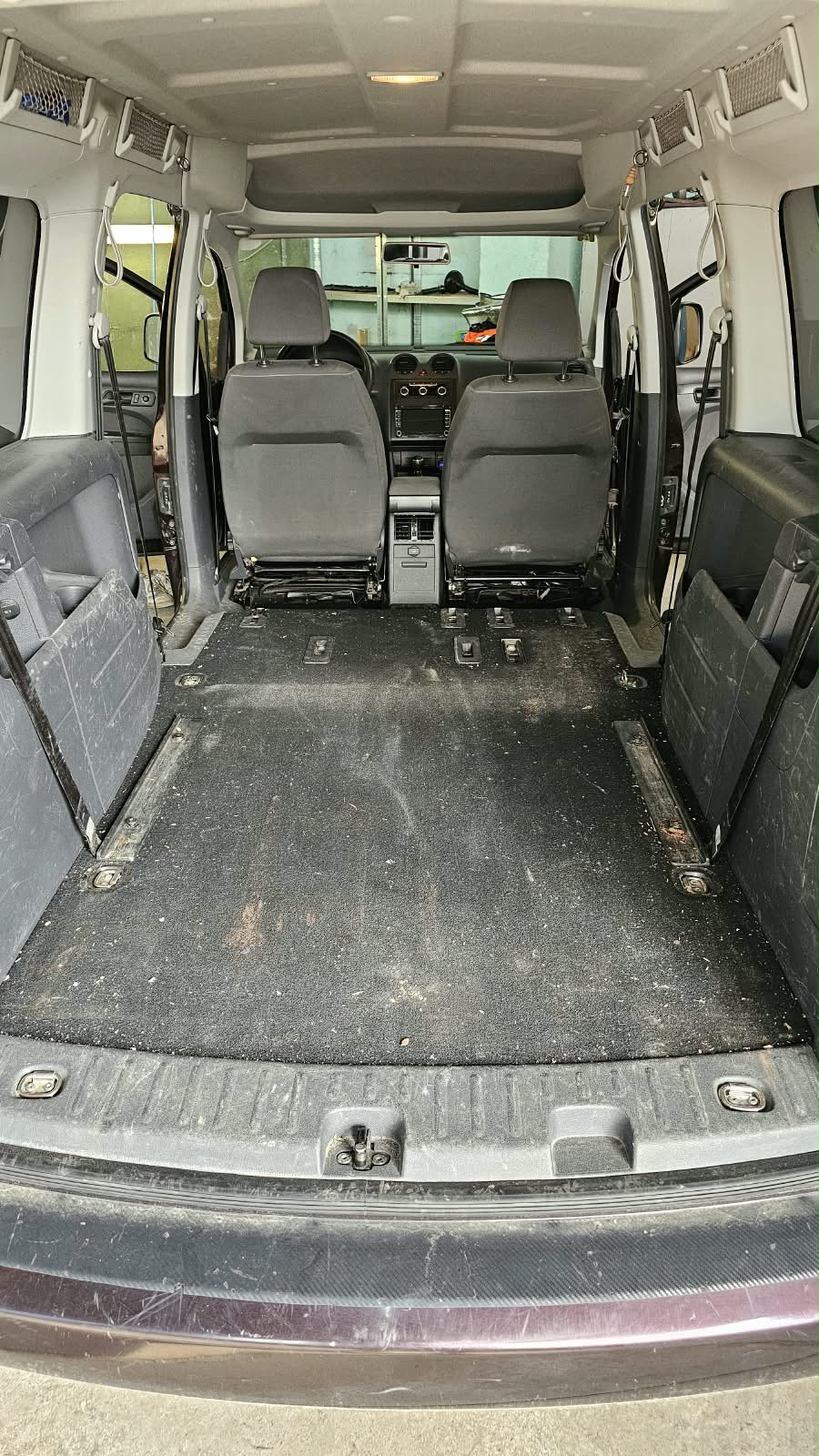 Transporter Laderaum vor der Reinigung